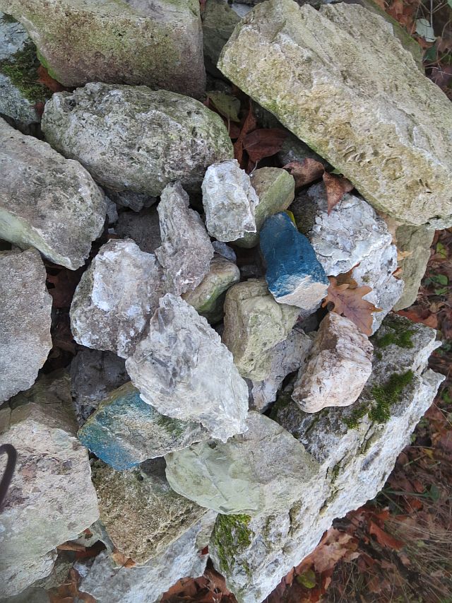 Blau besprühte Steine am Steinhaufen ?