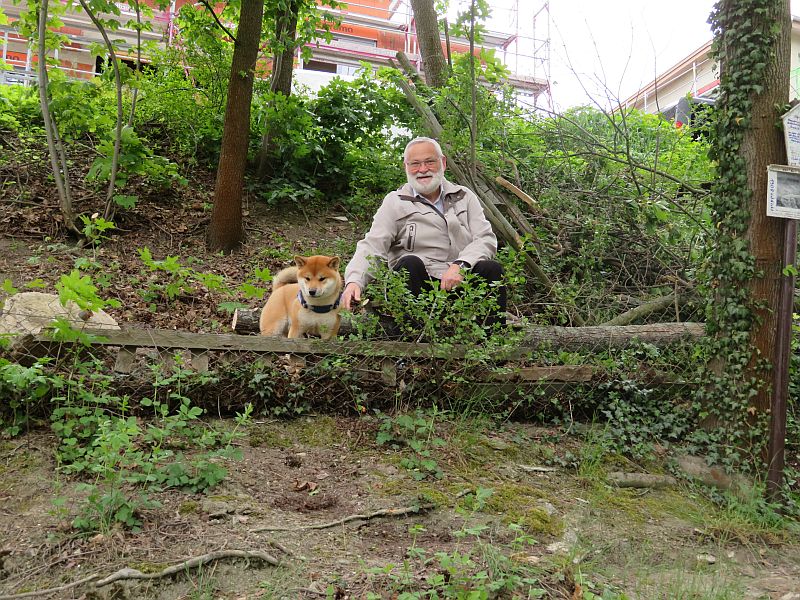 Nachbar D. Kästner mit Hund Mika auf der "neuen Bank".