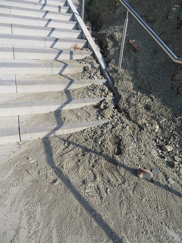 Nach Gewitterregen war die Treppe stark verschmutzt. Eine neue Problemstelle, die sicher erst nach Abschluss der Bauarbeiten beseitigt ist.