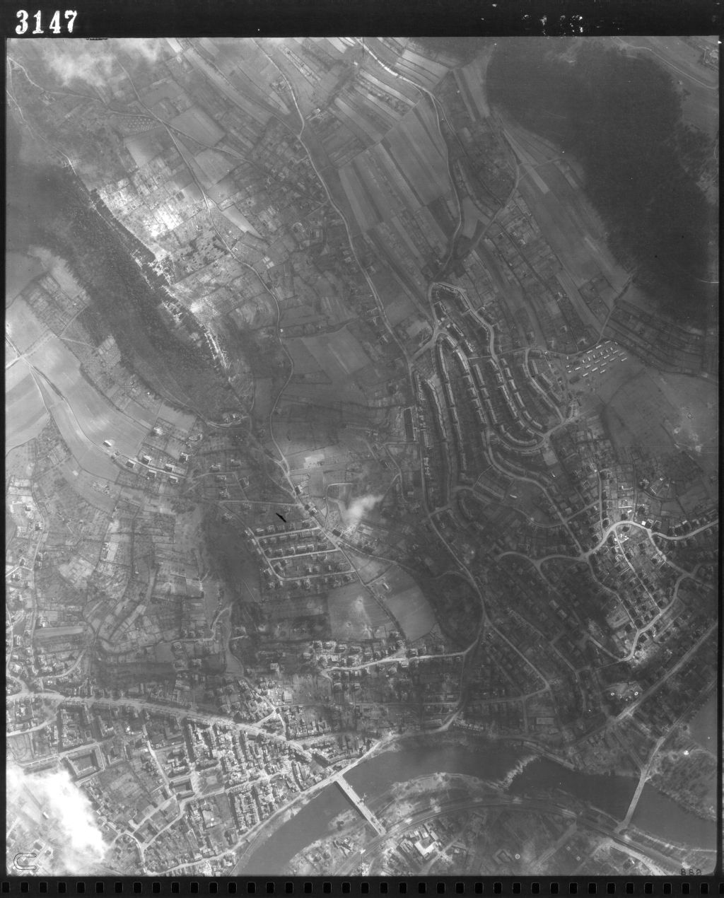 Britisches Luftbild vom 4.4.1945 (Nr.3147).Damit sollten die Schäden nach dem Angriff vom 17. 3. 1945 auf Jena -Ost (Camsdorfer Brücke) dokumentiert werden.