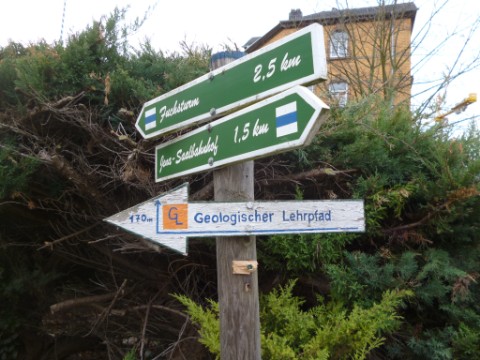 ein 	Rest des abgerissenen Wegweisers zum Thüringenweg ist noch am Pfahl (vgl. Bild 	133, Chronik 4!)