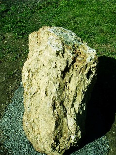 Bild 60: Ein großer Karneolmonolith wurde im weiteren Umfeld des Geologischen Lehrpfades aufgestellt