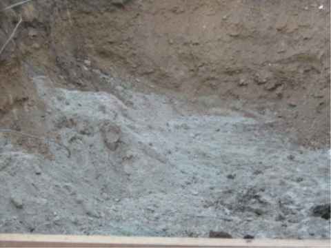 Ein Blick in die Baugrube auf dem Marktplatz zeigt in ca. 4 m Tiefe anstehenden Chirotheriensandstein, darüber holozäne Saalekiese bzw. Schotterterrasse (?)