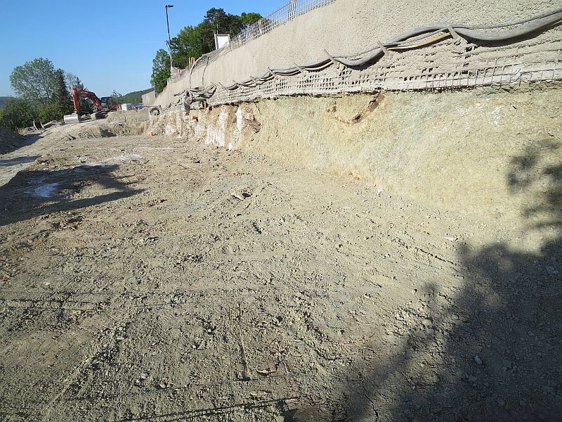 Übersicht über die Baugrubenwand: Im Vordergrund Pelitröt mit Tenuisbank, dahinter Gipsschlotten