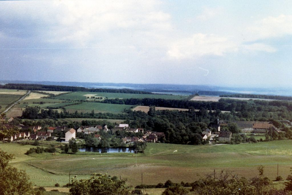 Schöngleina mit dem Fundgebiet im Hintergrund rechte Bildhälfte 1973