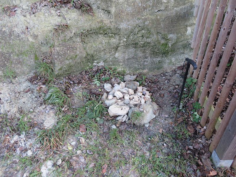 Links vom Zaun am Aufschluss 1 entstand ein kleiner Sandsteinhaufen.