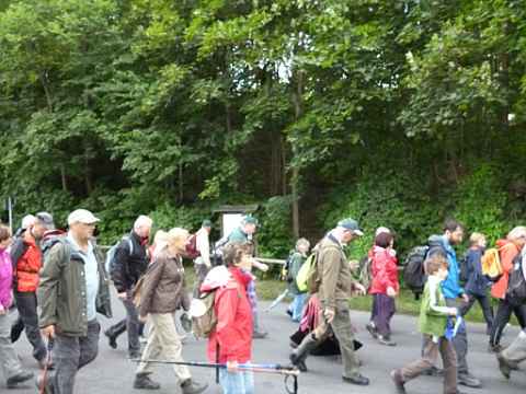 Im Eilschritt am Aufschluss1 des GL 2 vorbei - die Teilnehmer der Wanderung Nr. 8 des 20. Thüringer Wandertages