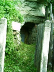 Bild 401: Der freigelegte Zugang zur Scheuersandhöhle. Die alte Tafel wird dort noch bis kurz vor der Führung verbleiben, bevor sie später in das "Museum" gelangt.