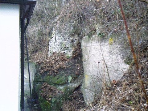Bild 138: Teilweise vermauerter Aufschluss im Chirotheriensandstein am Adrian-Beier-Stieg/Ende Schillstraße