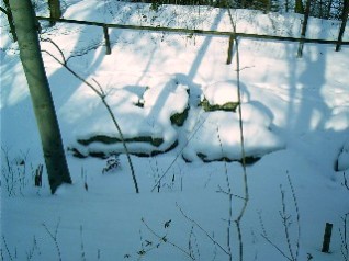 Bild 73: völlig unter Schnee begrabenes Geotop "Gipsschlotten" Anfang März 2005