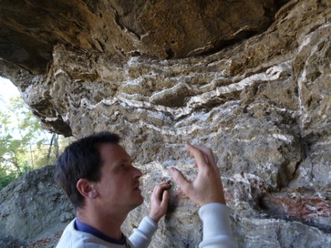 Ingo Löffler beim Erklären des hyazinthenführenden Horizontes nahe Aufschluss 2 des GL 2