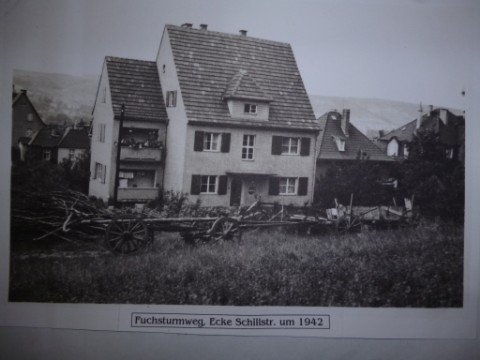 Foto unmittelbar hinter 	Aufschluss 1 untertitelt "Fuchsturmweg/Ecke Schillstraße von 1942" (vermutlich 	von W. Eckardt für die Ausstellung zur Verfügung gestellt)