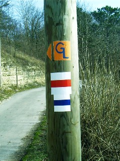 Bild 367: Am Lichtmast (Wirtschaftsweg) wurde eine weiteres Symbol (blauer Wanderweg) unter dem vorhandenen roten und GL Abzweig aufgeklebt (siehe Chronik Teil 4 Bild 283).