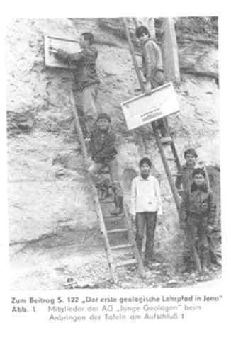 Bild 8: Am 21.05.1987 wurden die zwei letzten Tafeln am Beginn des Geologischen Lehrpfades in der Schillstraße angebracht