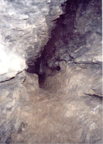 Im Innenbereich der linken Teufelslöcherhöhle das bis dahin normal begehbare Höhlenende. 