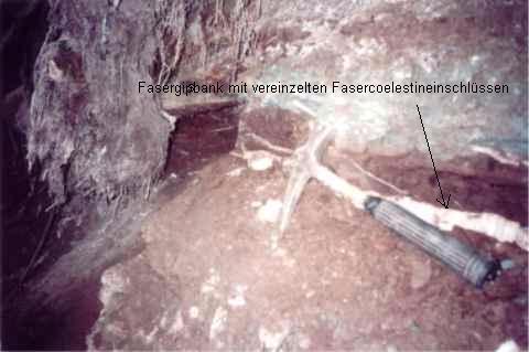 Der unmittelbare Aufschlussbereich mit der Gips/Coelestinparagenese am Mönchsberg (Detailaufnahme) in der Pelitrötfolge des Unteren Buntsandsteins (Röt)