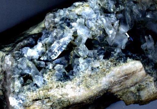 Himmelreichsgraben: blaue Coelestinkristalle in einer Druse aus einer Calzitkluft (Fund H. Seifert 1928)