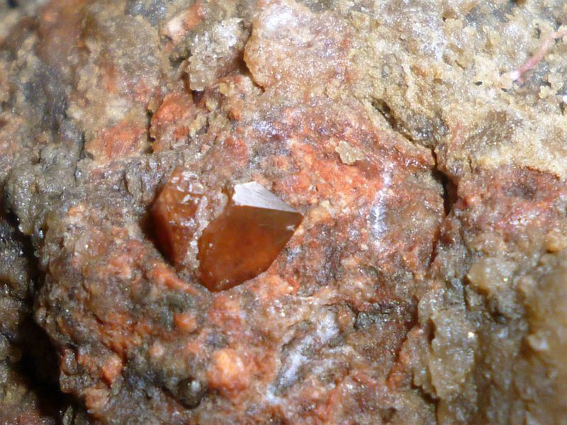 In Gips eingeschlossener Quarzkristall von ca. 7 mm Länge.