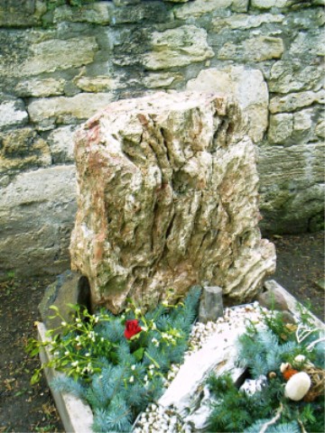 Karneolmonolith auf dem Friedhof in Kunitz