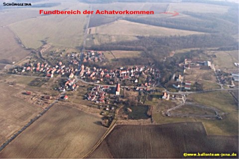 Fundbereich von Nordwesten aufgenommen (Ballonaufnahme 3/2003 - Quelle: www ballonteam-jena.de). Die Fundstelle befindet sich vor dem hinteren Wald (Pfeil).