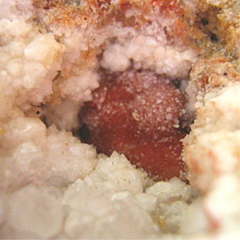 Karneol unter winzigen Quarzkristallen 