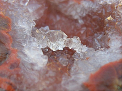 Quarzkristalle als "Brücke"