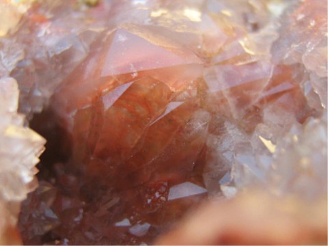zonar gefärbter Quarzkristall 