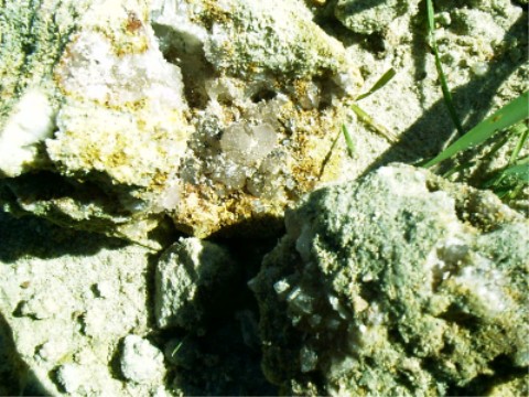 Quarzdrusen in den Sandsteinblöcken
